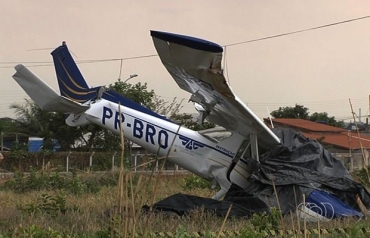 Avio fica preso a fiao eltrica e cai s margens da GO-070 (Foto: Reproduo/TV Anhanguera)