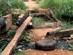 Ponte foi queimada por moradores em Cuiab (Foto: Reproduo/ TVCA)