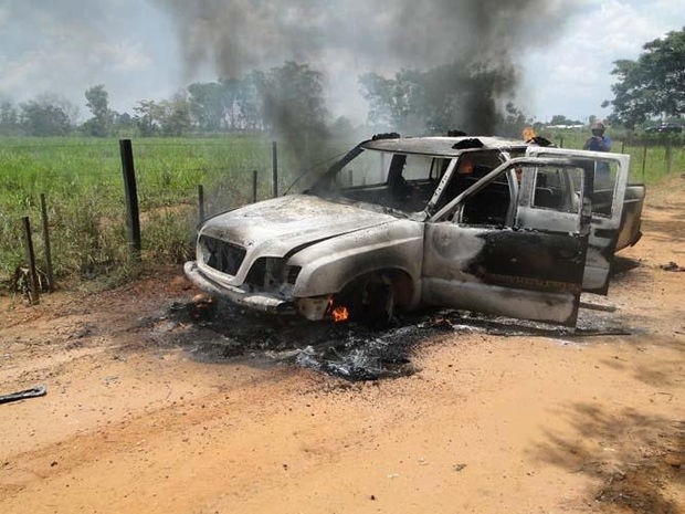 Caminhonete queimada pelos criminosos foi roubada em Vrzea Grande (Foto: Jornal O Dirio)