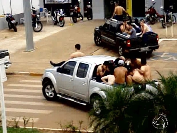 Quadrilha obrigou refm a subir em cap de caminhonete durante fuga (Foto: Reproduo/TVCA)