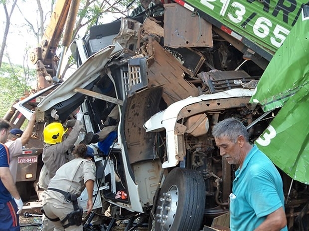 Duas pessoas ficaram presas s ferragens aps engavetamento na rodovia (Foto: Assessoria/PRF)