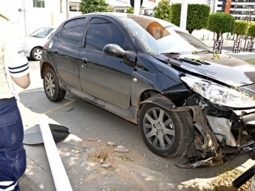 Agente estava na calada e foi atropelado por carro de passeio (Foto: Tita Mara Teixeira/G1)