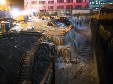 Sandy provoca inundao nas obras do Marco Zero, em Nova York. (Foto: John Minchillo / AP Photo)