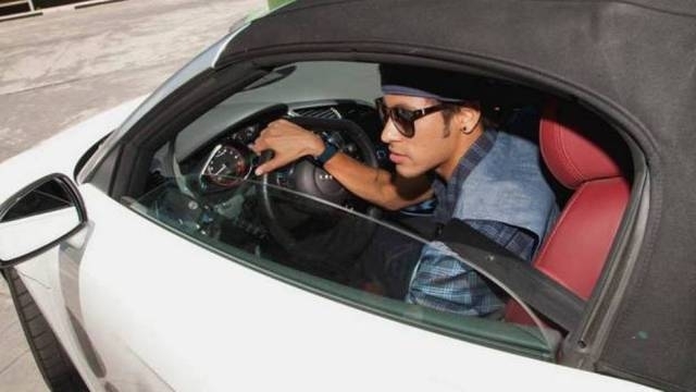 Neymar a bordo de um Audi R8 Spyder Foto: Marcelo Spatafora / Divulgao