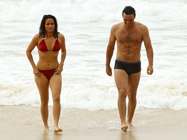 Gravando! Nanda e Rodrigo saem do mar (Foto: Salve Jorge/TV Globo)