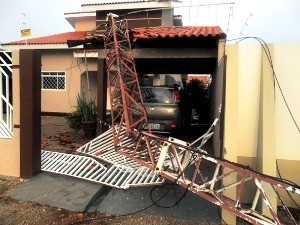 Torre caiu em varanda de casa durante vendaval. (Foto: Jos Lcio/ Nativa News)