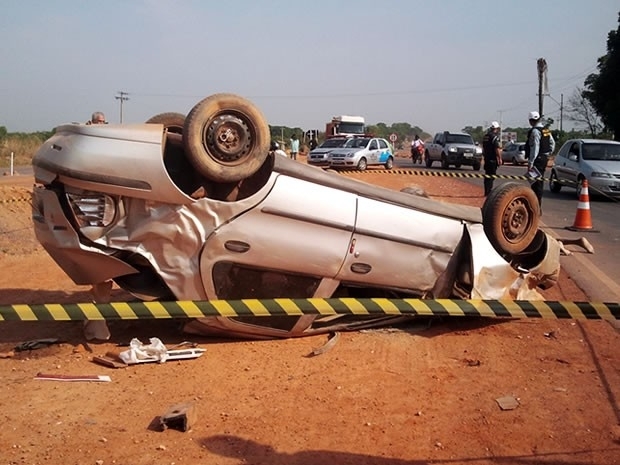 Carro capotou por cerca de 40 metros aps bater em placa de sinalizao. (Foto: Denise Soares/ G1)