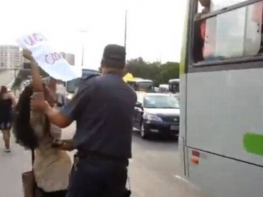 Policial  flagrado dando choque em mulher que participava de passeata Reproduo de vdeo 