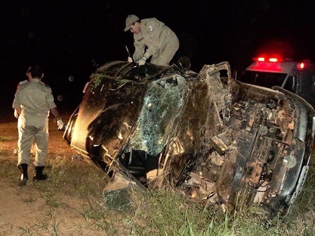 Acidente envolvendo caminhonete ocorreu de madrugada na MT-140 (Foto: Divulgao/Bombeiros Sinop)