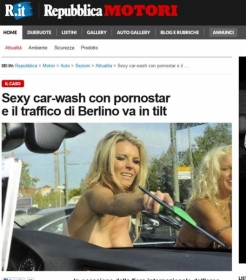 De topless, atrizes porns lavaram carros em Berlim. (Foto: Reproduo)