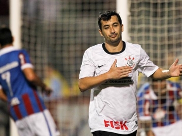 Douglas abriu o placar contra o Bahia ao marcar, de pnalti, para o Corinthians