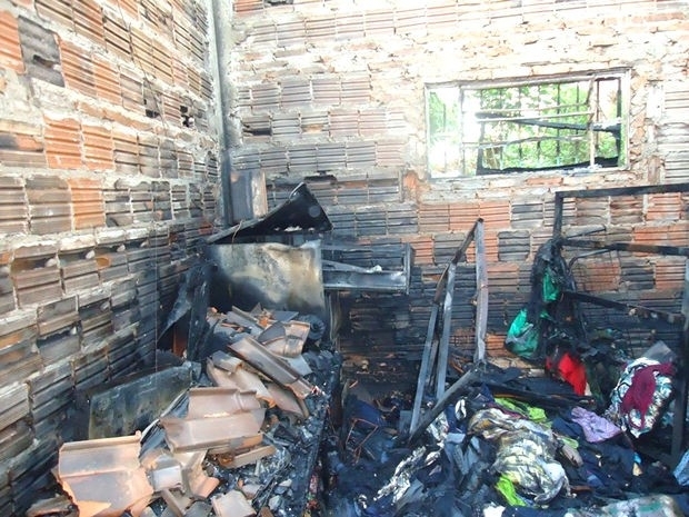 Fogo consumiu quitinete no momento em que casal dormia (Foto: Assessoria/Corpo de Bombeiros)