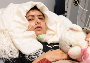 A jovem paquistanesa Malala Yousufzai em foto divulgada nesta sexta-feira (19) pelo hospital Queen Elizabeth, em Birming