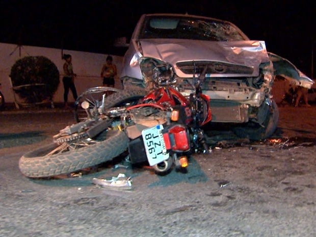 Passageiro de uma das motocicletas morreu no local. (Foto: Reproduo/TVCA)