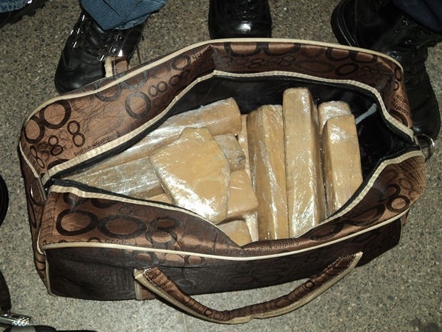 Policiais encontraram oito quilos de maconha em bolsa. (Foto: Divulgao/PM Rondonpolis)