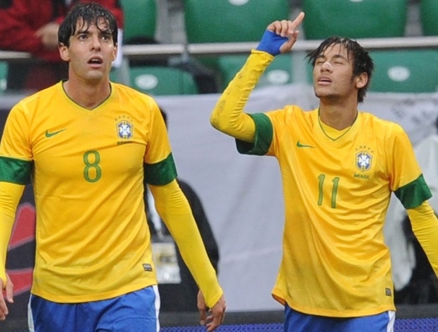 Neymar e Kak comemoram o segundo gol da seleo brasileira (Foto: Agncia AP)