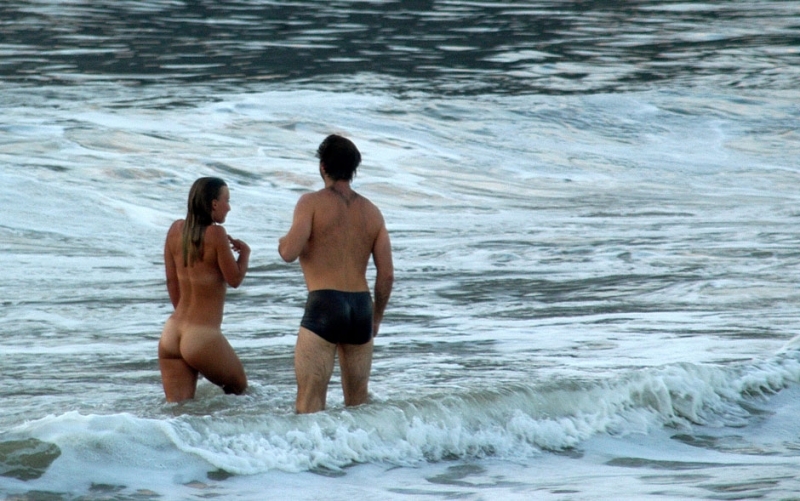 Turista toma banho nua na Orla do Flamengo, no Rio de Janeiro, durante o amanhecer. (Foto: Alessandro Buzas/Futura Press