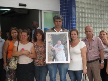 Famlia de Palmerina Ribeiro, de 80 anos, est revoltada com o ocorrido (Foto: Renata Soares/G1)