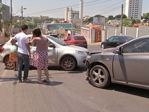 Acidente deixou uma pessoa ferida e prejudicou o trnsito na avenida. (Foto: Reproduo/TVCA)