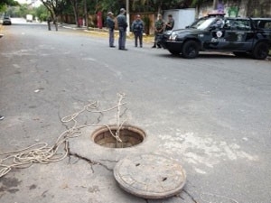 Boca de lobo foi usada por assaltantes para entrar na empresa (Foto: Tatiana Santiago/G1)