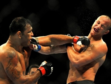 Rodrigo Minotauro acerta golpe em Dave Herman (Foto: Andr Duro / Globoesporte.com)