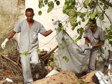 Funcionrios limpam rea em que houve exploso de cilindro de gs em Recife (PE)