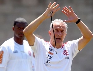 Dorival gesticula em treino do Flamengo (Foto: Ivo Gonzalez / Agencia O Globo)