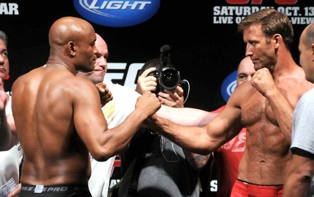 Anderson Silva e Stephan Bonnar na encarada aps a pesagem (Foto: Andr Duro / Globoesporte.com)