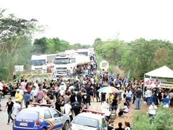 Rodovia foi bloqueada na madrugada desta quinta-feira em Barra do Bugres