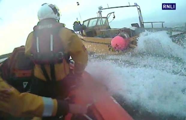 Vdeo mostra resgate de barco desgovernado em acelerao mxima (Foto: BBC)