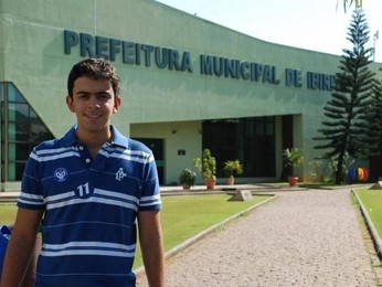 Pinheirinho em frente  prefeitura de Ibirit