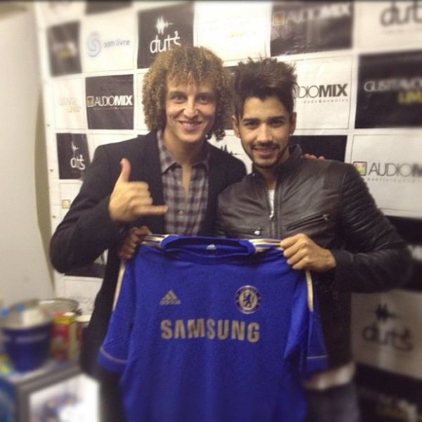 David Luiz ainda entregou uma camisa do Chelsea de presente