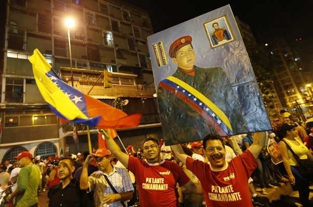 Chavistas renem-se em frente ao palcio de Miraflores, em Caracas, celebrando antecipadamente a vitria nas eleies de