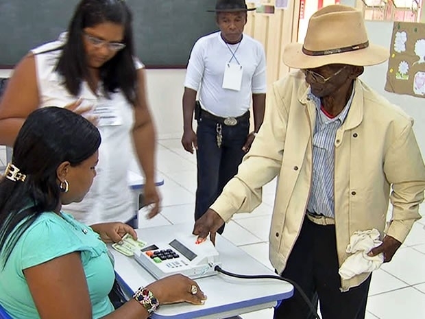 Eleitor de 106 anos descendente de quilombola no teve dificuldade para usar a urna biomtrica em Mato Grosso (Foto: Rep