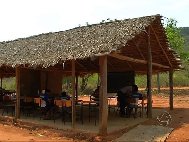 Estudantes estudam em barracos de palha em comunidade Quilombola (Foto: Reproduo/ TVCA)