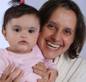 Patricia Sartori com a filha Luana: sem horrio para consulta at 2013 (Foto: Reproduo/ Arquivo pessoal)