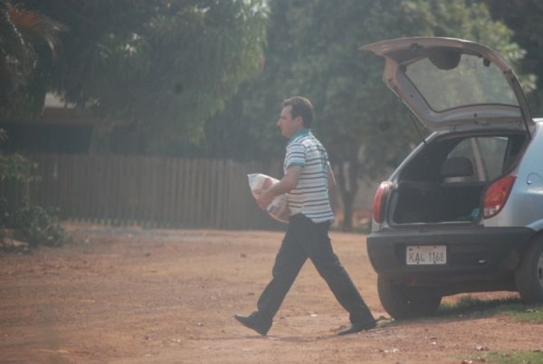 O homem que entregou a cesta bsica seria funcionrio da Prefeitura