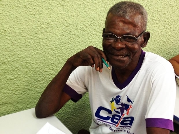 Idoso de 101 anos decidiu voltar a estudar em Cuiab para ler e escrever (Foto: Kelly Martins/G1)