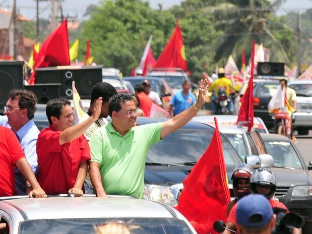 Candidato do PSC comemorou o resultado das ltimas pesquisas durante carreata na regio da Cidade Operria