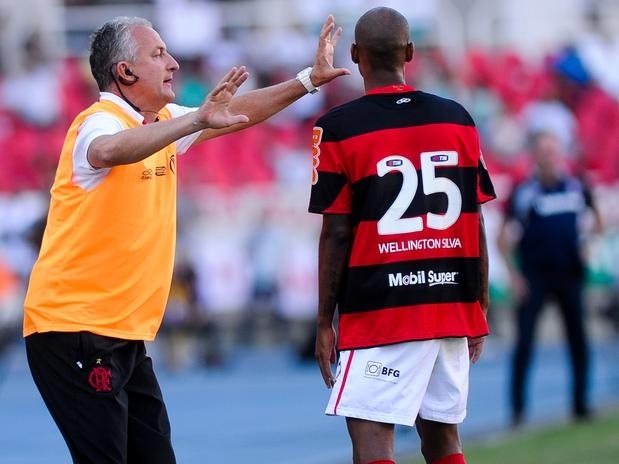 Tcnico do Flamengo prefere no se intrometer no caso do centroavante, que voltou a faltar a uma atividade