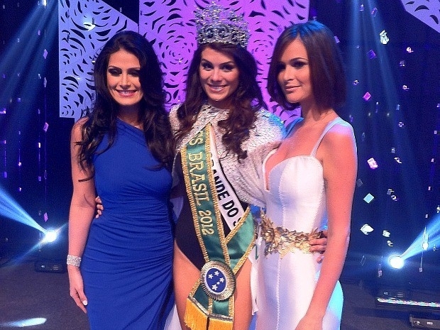 Miss Brasil 2012, Gabriela Markus (centro), recebeu a coroa da Miss Brasil 2011, a conterrnea Priscila Machado