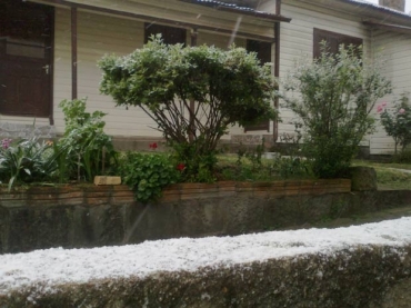 Muro coberto com gelo em Bom Jesus, na Serra (Foto: Raquel Jacoby Silveira/Prefeitura de Bom Jesus)