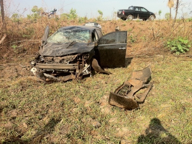 Carro caiu em ribanceira, mas motorista e passageira tiveram apenas ferimentos leves. (Foto: Tita Mara Teixeira/ G1)