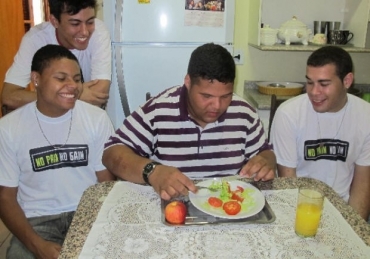 Amigos incentivam Weslei em projeto para emagrecer (Foto: Anna Gabriela Ribeiro/G1)