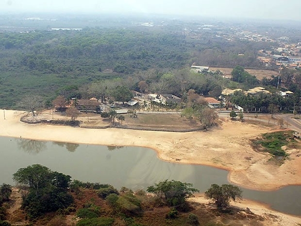 Em alguns pontos  possvel atravessar o rio de uma margem a outra a p