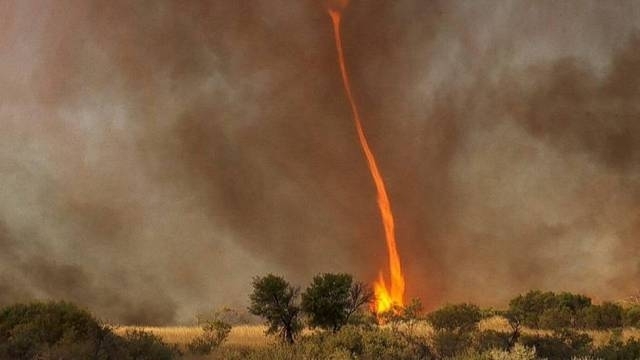 O tornado foi registrado por um cinegrafista na Austrlia Foto: Reproduo