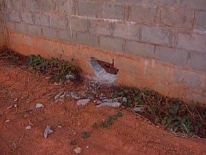 Detentos quebraram muro de unidade e fugiram.  (Foto: Reproduo/ TVCA)