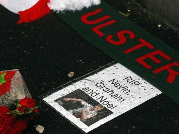 Torcedores prestaram homenagem a Nevin Spence no Ravenhill Stadium, em Belfast