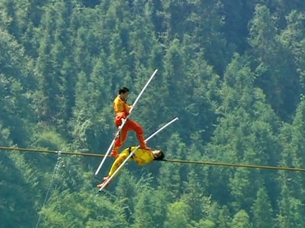 O equilibrista Adil Joshur, de 41 anos, e dois discpulos bateram recorde na China (Foto: BBC)