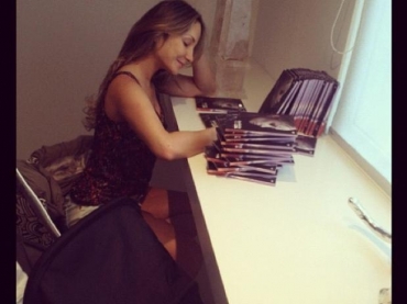 Claudia Leitte mostra boa forma enquanto autografa seus DVDs nesta quinta (13)